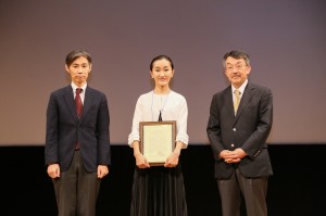 2017年度フォリア賞授賞式（第114回日本精神神経学会学術総会にて） （写真左）理化学研究所 加藤忠史 先生、（写真中央）大原、（写真右）九州大学 神庭重信 先生